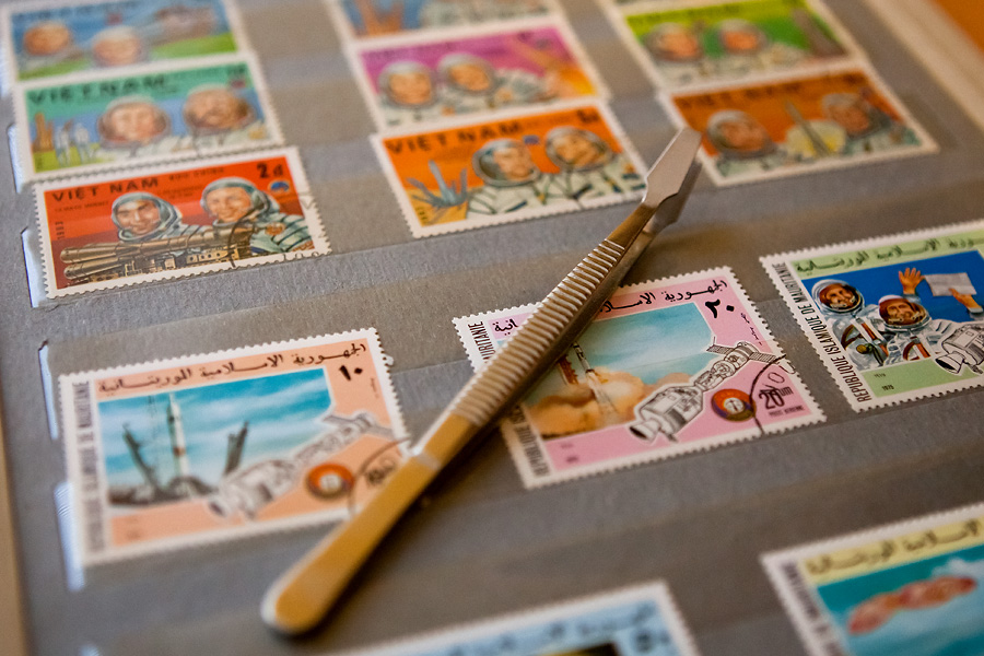 Ребенок собирает марки или забытое увлечение из СССР